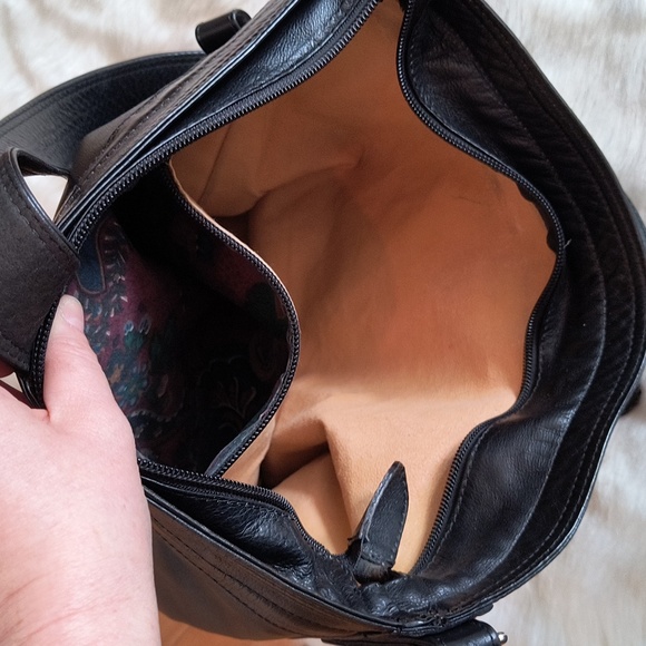 Luigi Sciorio Black Leather Shoulder Bag with Belt And Gold Buckle. Like New - Picture 6 of 8